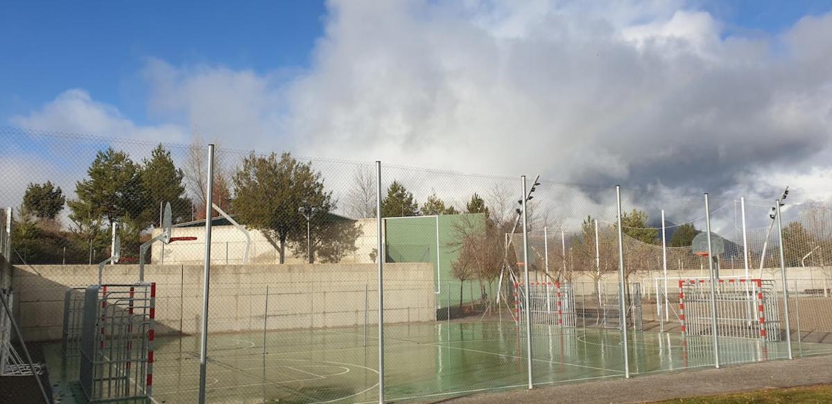 Chalet adosado entero, bbq y piscina comunitaria Sabiñánigo Exterior foto
